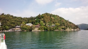 琵琶湖に浮かぶ竹生島